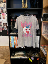 Load image into Gallery viewer, T-Shirt Paint More Stagedives Grey  Logo Pink
